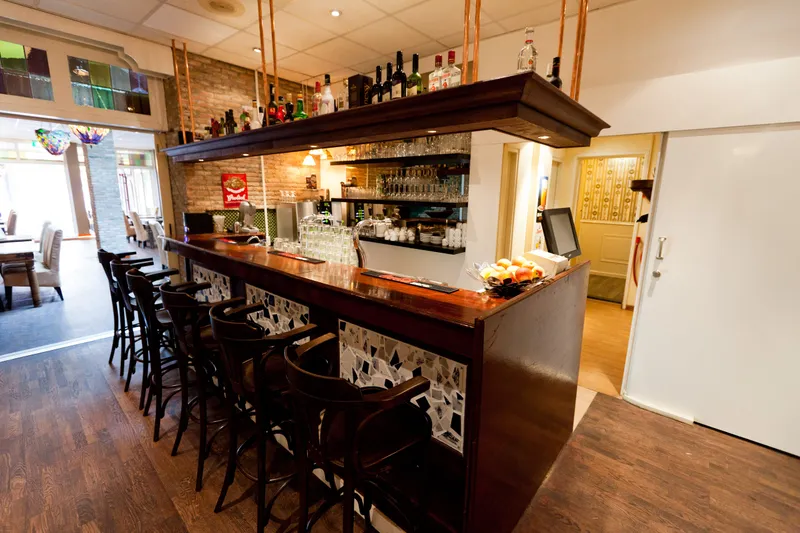 De bar met hoge krukken