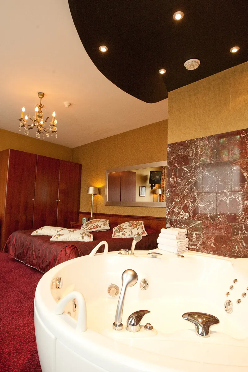 Een ronde jacuzzi op de kamer