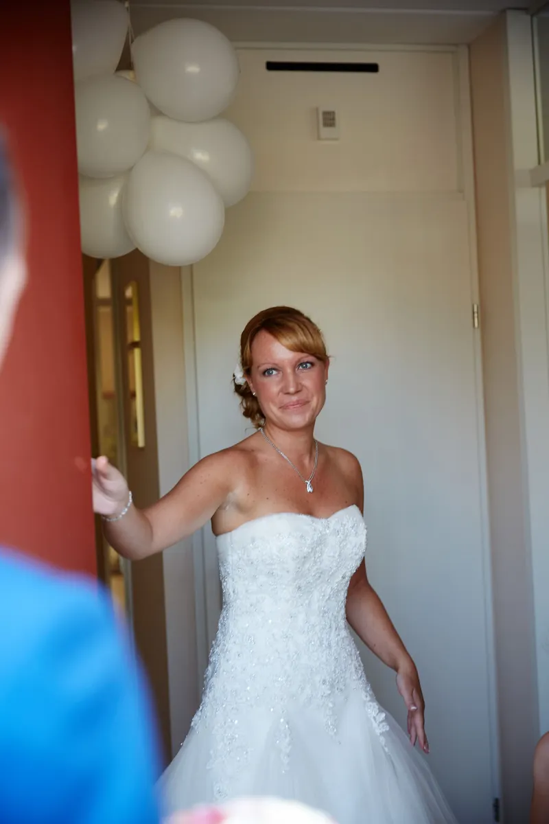 Margherita stapt naar buiten tussen de witte ballonnen
