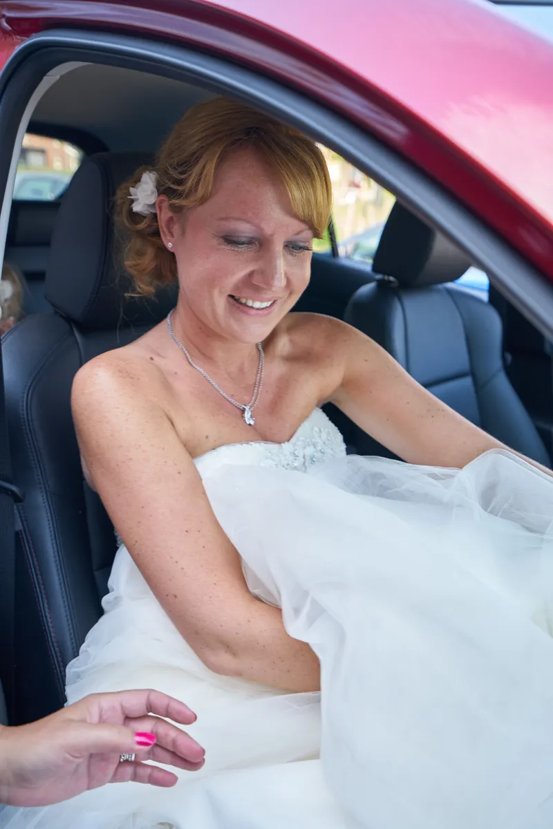 Margherita stapt in de rode auto