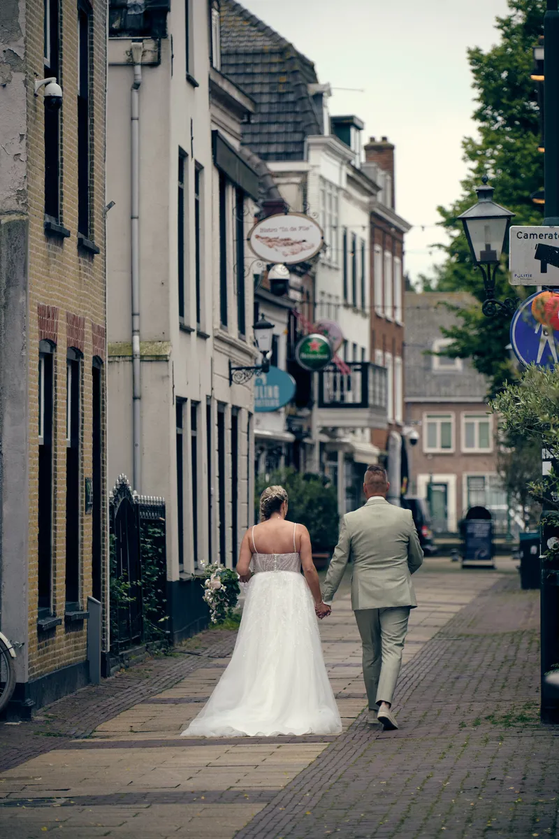 Marco en Tamara lopen door een straatje in de vesting