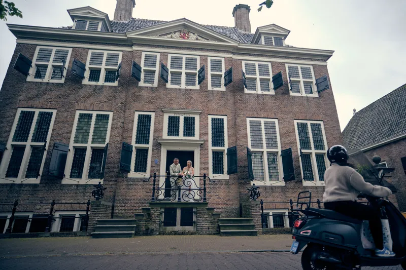 Marco en Tamara staan voor een statig herenhuis in de vesting