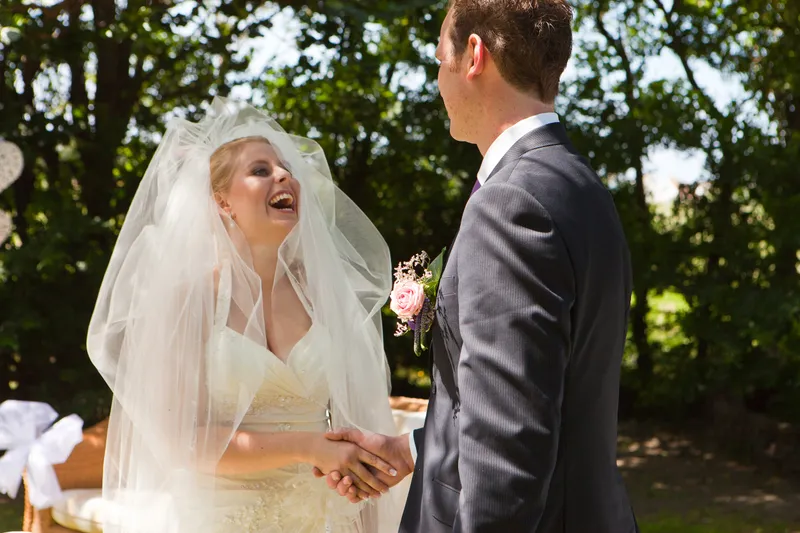 Bettiana lacht onder haar sluier