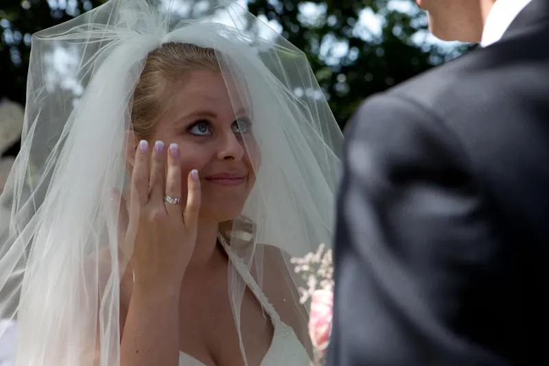 Bettiana is ontroerd tijdens de ceremonie
