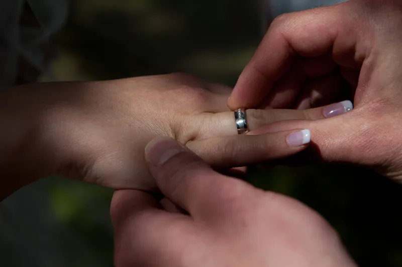 Laurens schuift de ring om