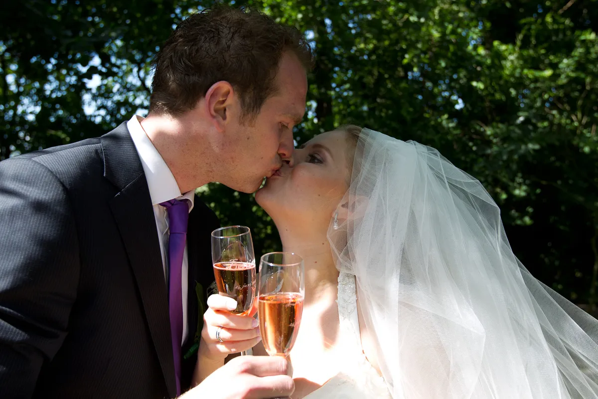 Laurens en Bettiana kussen met champagne