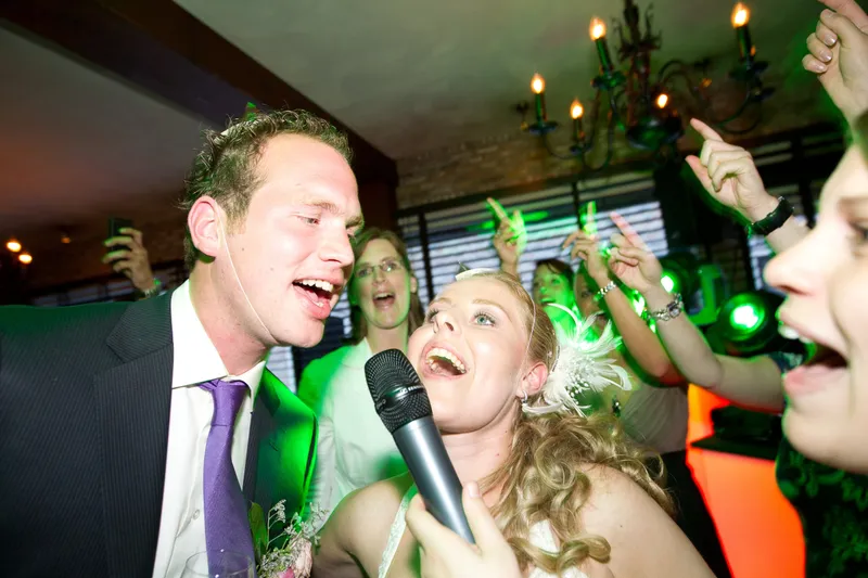 Laurens zingt mee op het feest