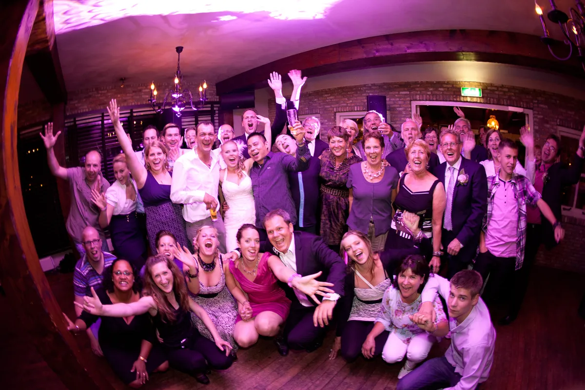Groepsfoto op de dansvloer aan het eind van de avond