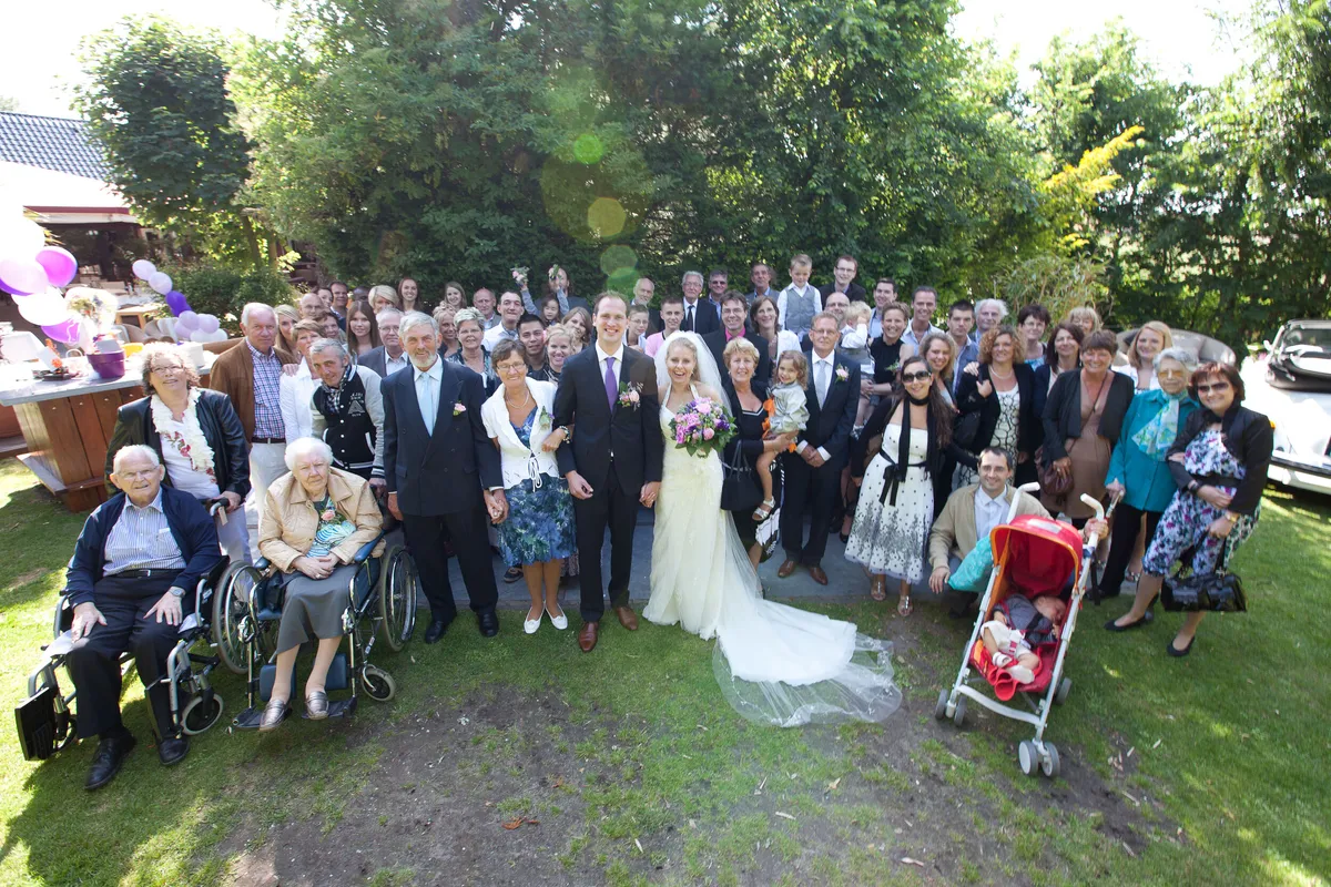 Groepsfoto met alle gasten in de tuin