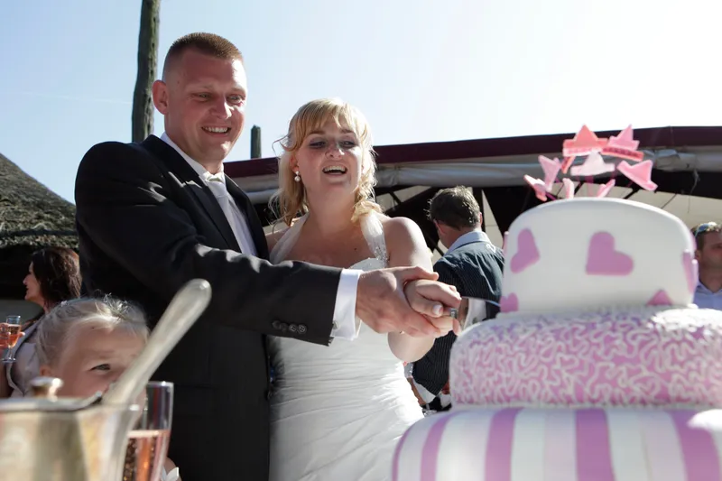 Alex en Evelyn snijden de taart aan bij De Viersprong