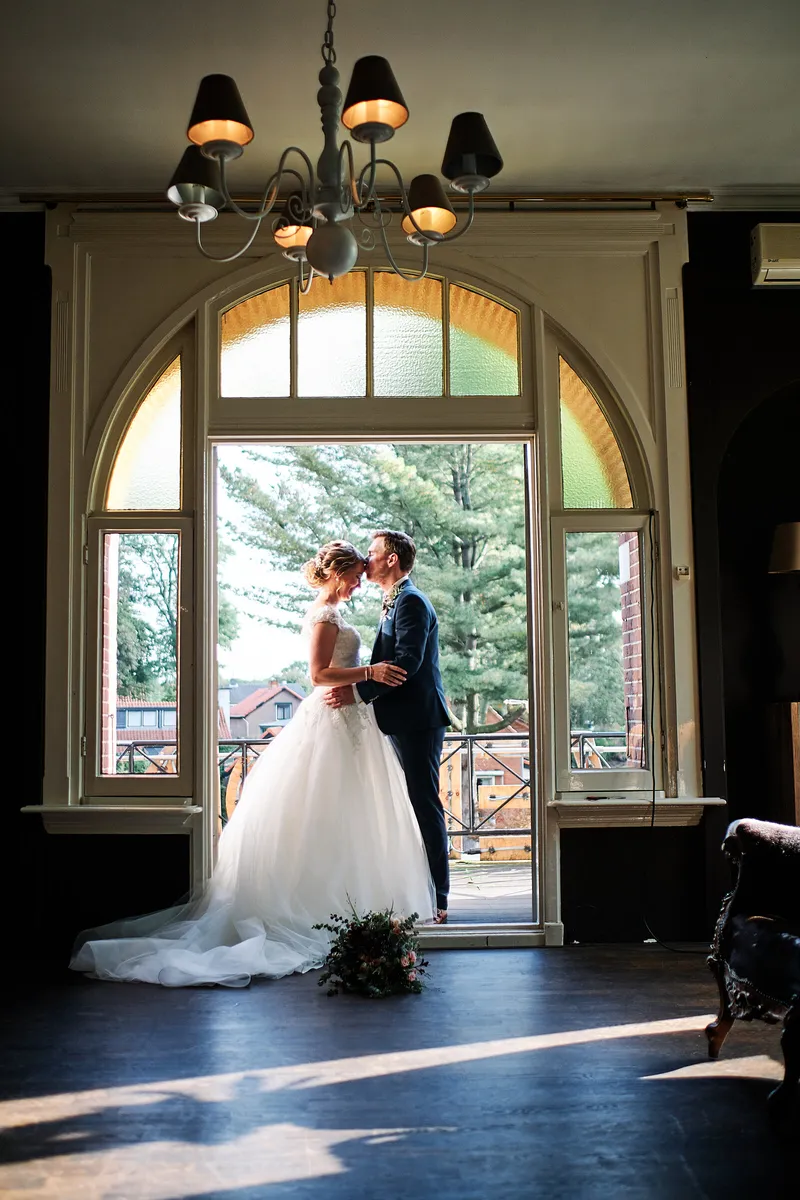Kirsten en Jouke in het boograam van de villa