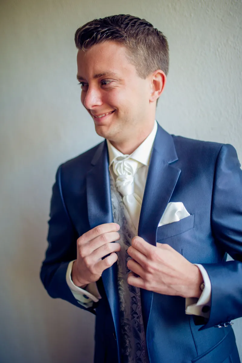 Vincent lacht in zijn pak