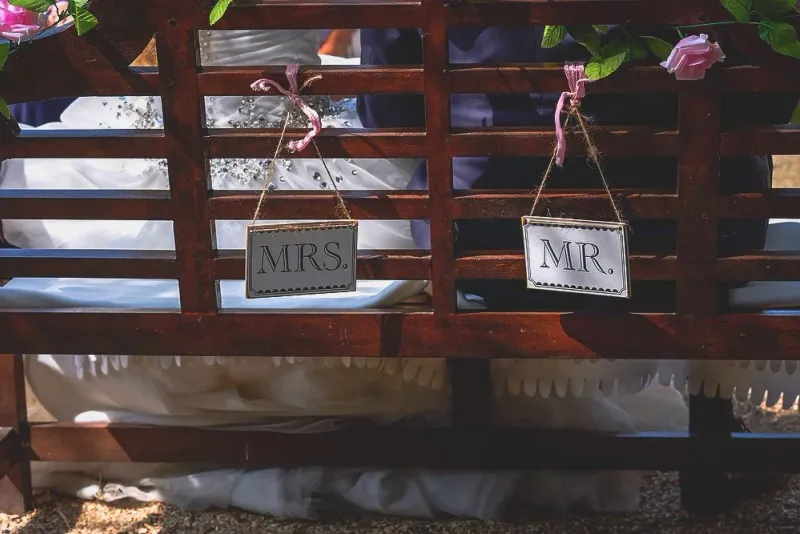 Mr- en Mrs-bordjes aan een houten bank