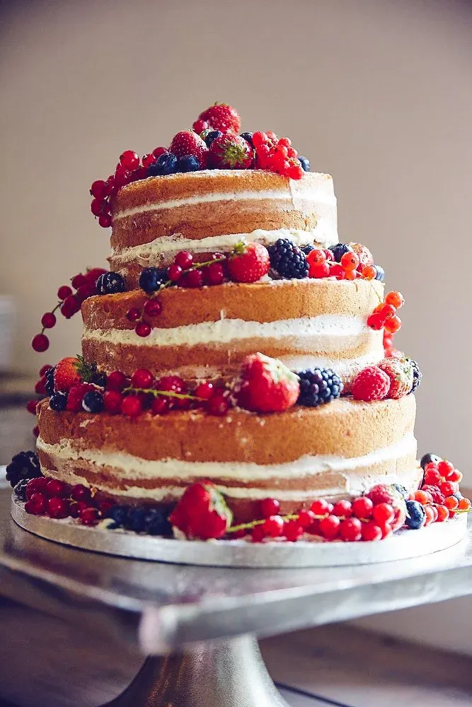 Een naked cake met rood fruit