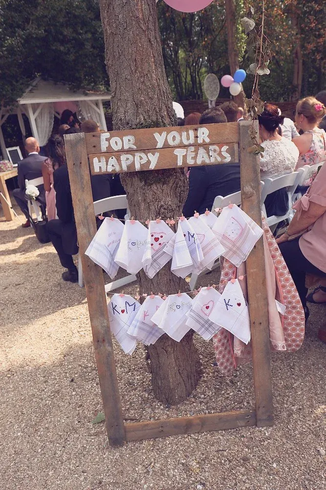 Zakdoekjes aan een houten rek met het bordje ‘For your happy tears’