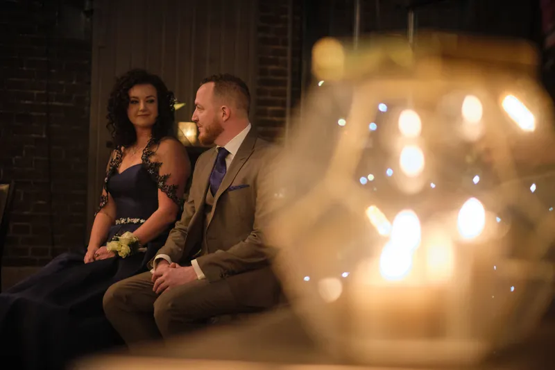 Chantal en Maurice tijdens de ceremonie, bij kaarslicht