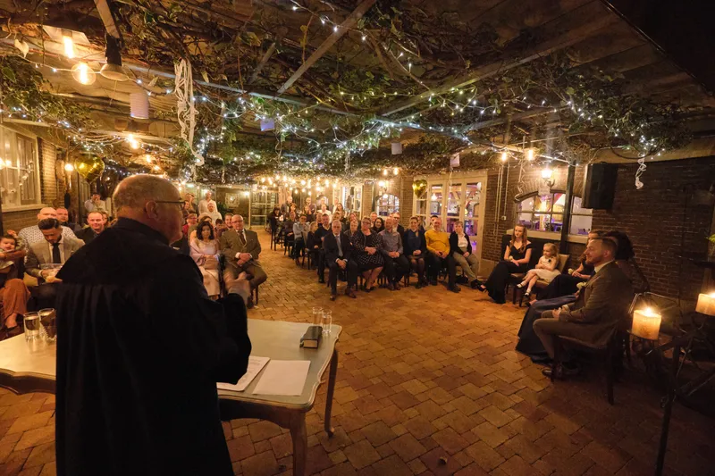 De ceremonie onder de lichtjes in Herberg Vlietzicht