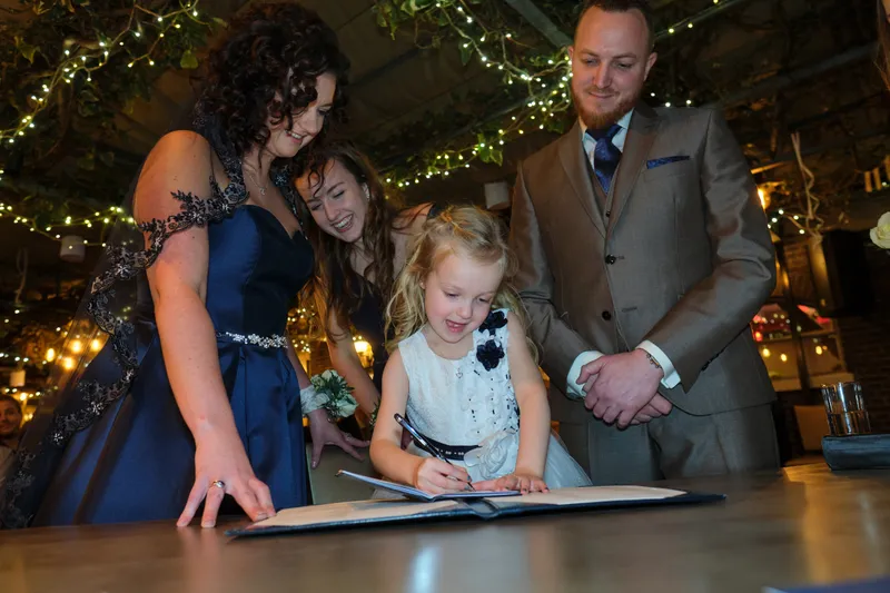 Chantal en Maurice tekenen, met een meisje erbij