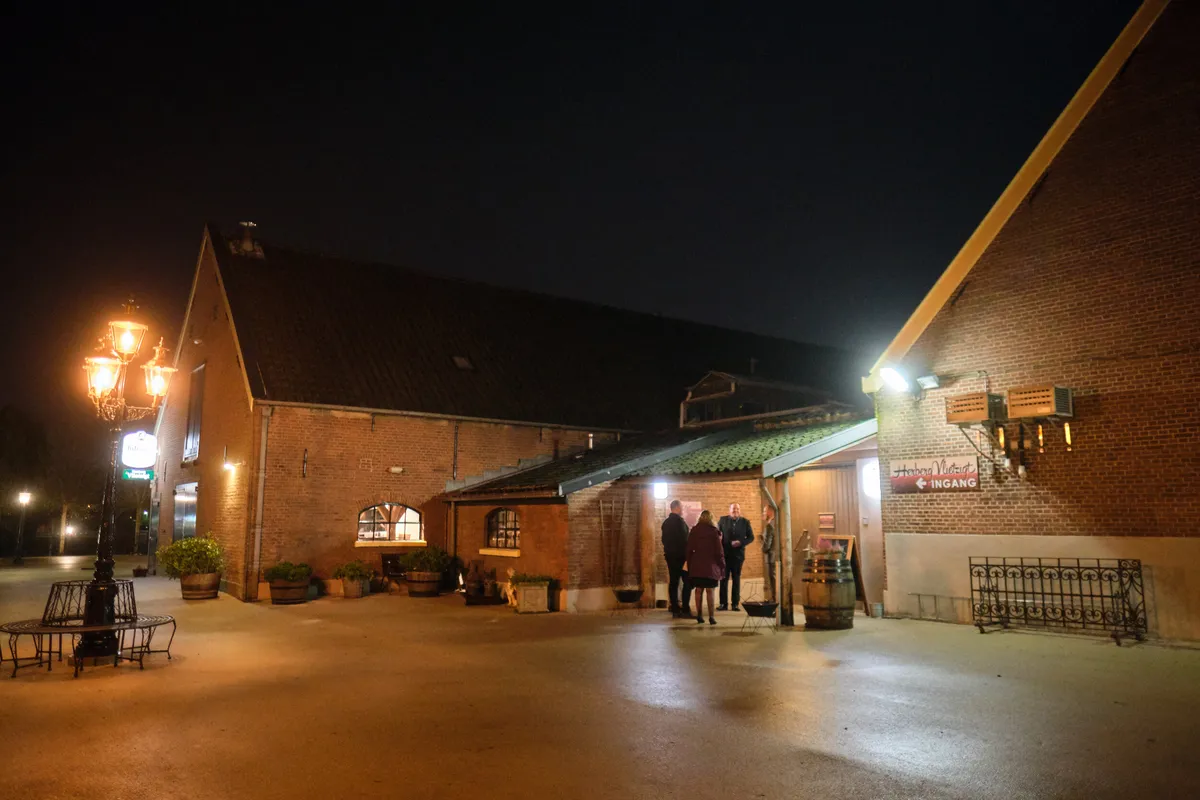 Herberg Vlietzicht ’s avonds, met de verlichte gevel