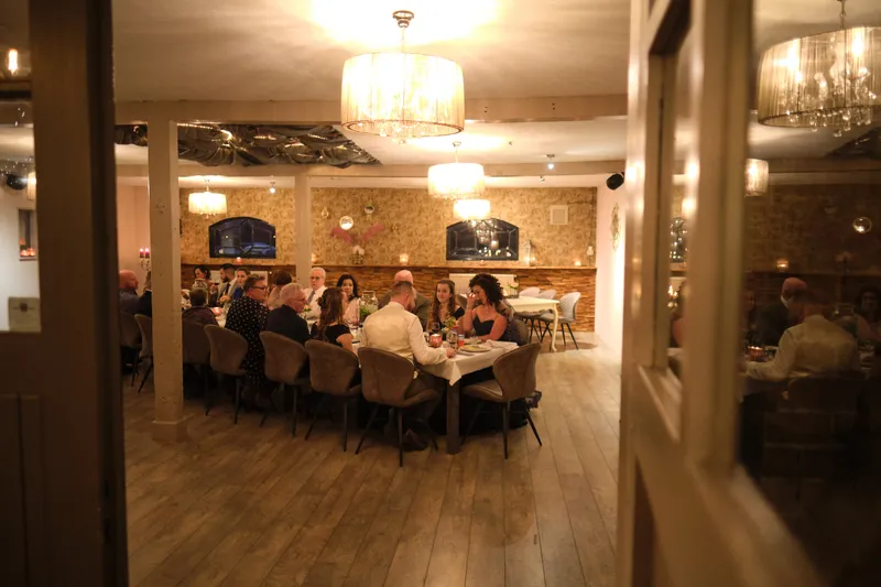 De gedekte zaal van Herberg Vlietzicht voor het diner