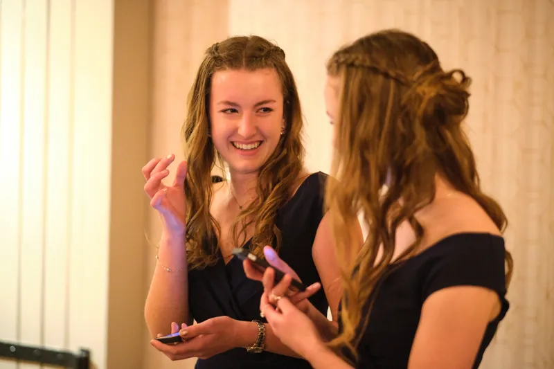 Twee jonge vrouwen maken zich op