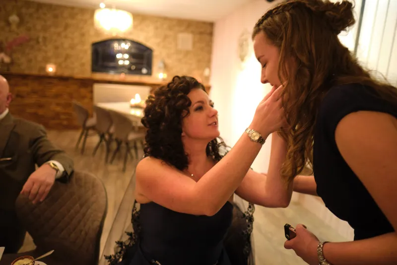 Chantal helpt een jonge vrouw met haar make-up