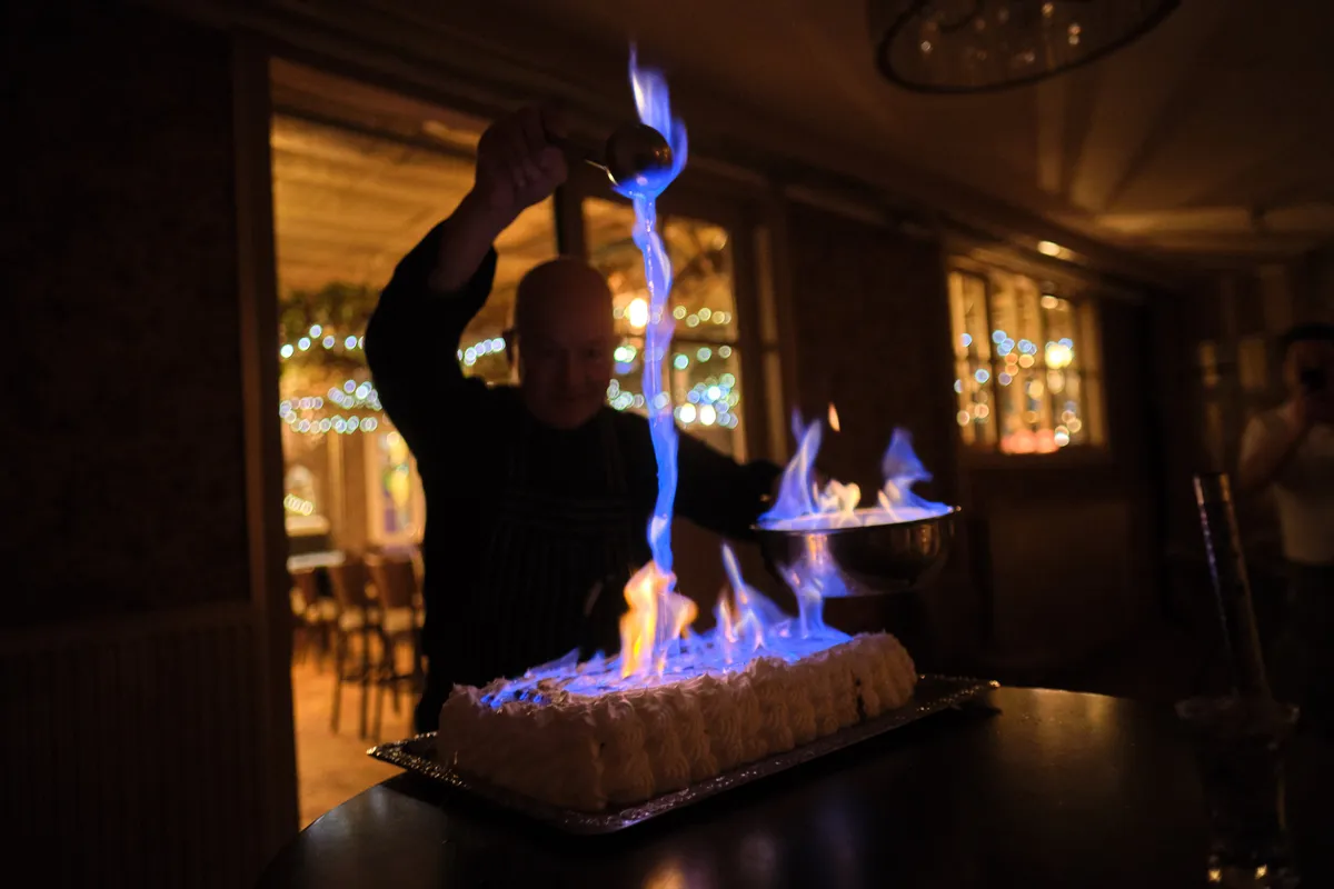 Een dessert in vuur en vlam tijdens het diner