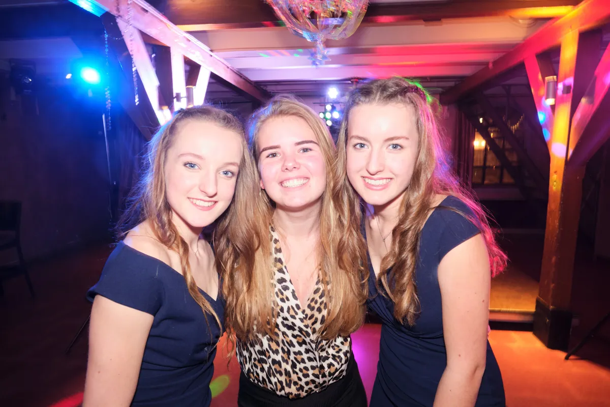 Drie meiden op het feest