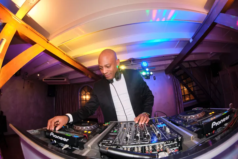 De dj achter de draaitafels