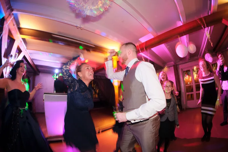 Chantal en Maurice dansen in gekleurd licht