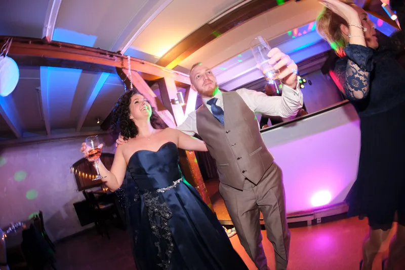Chantal en Maurice dansen tussen de gasten