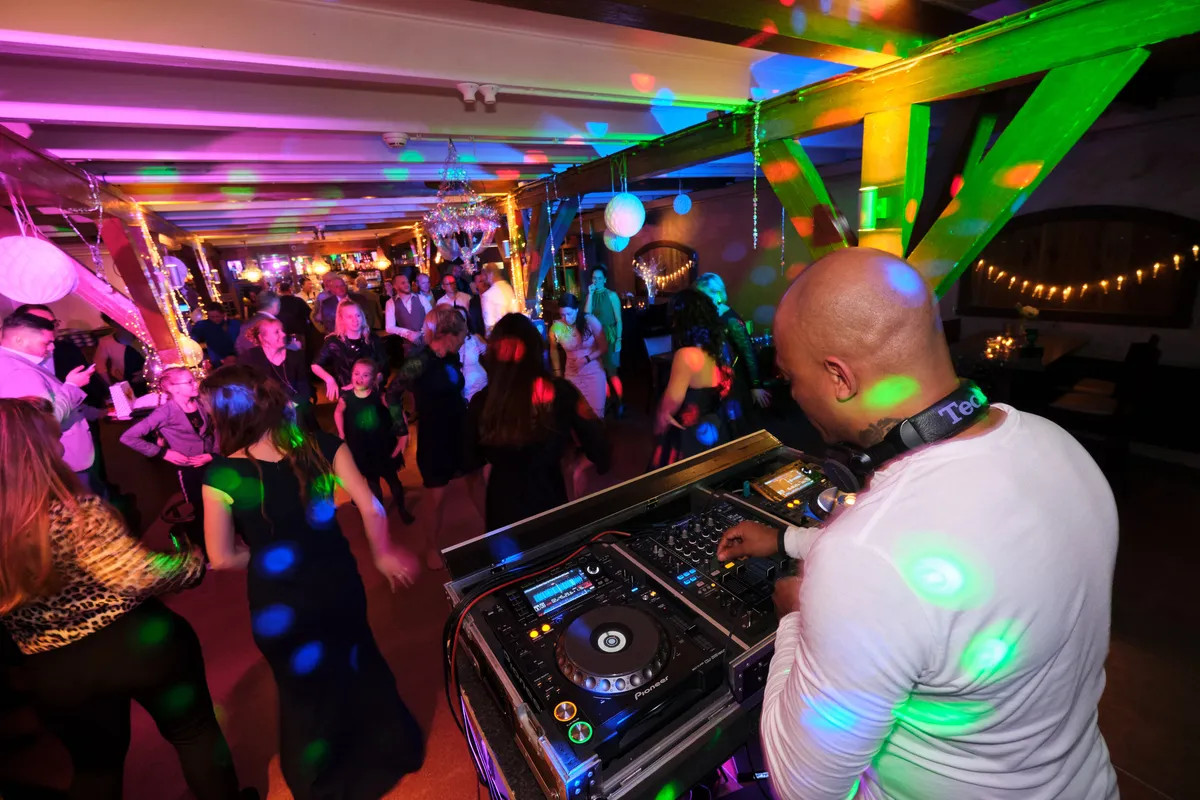 De volle dansvloer, gezien vanaf de dj