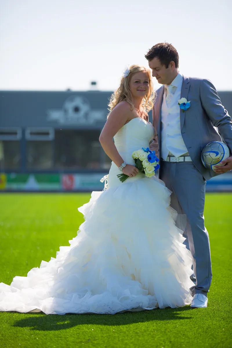 Sabine en Ferry op het gras van het voetbalveld