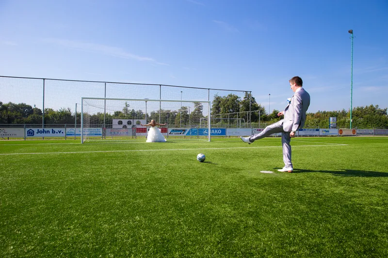 Ferry trapt een bal op het voetbalveld