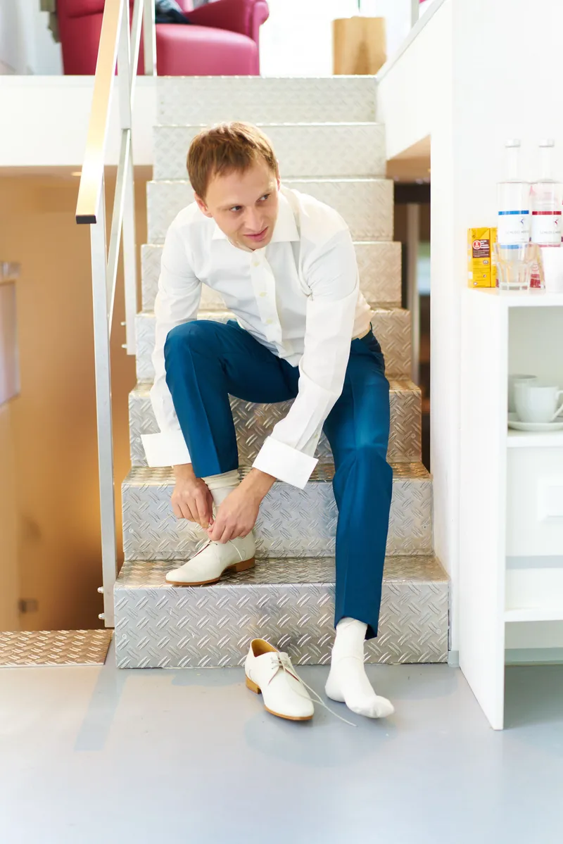 Bart strikt zijn witte schoenen op de trap