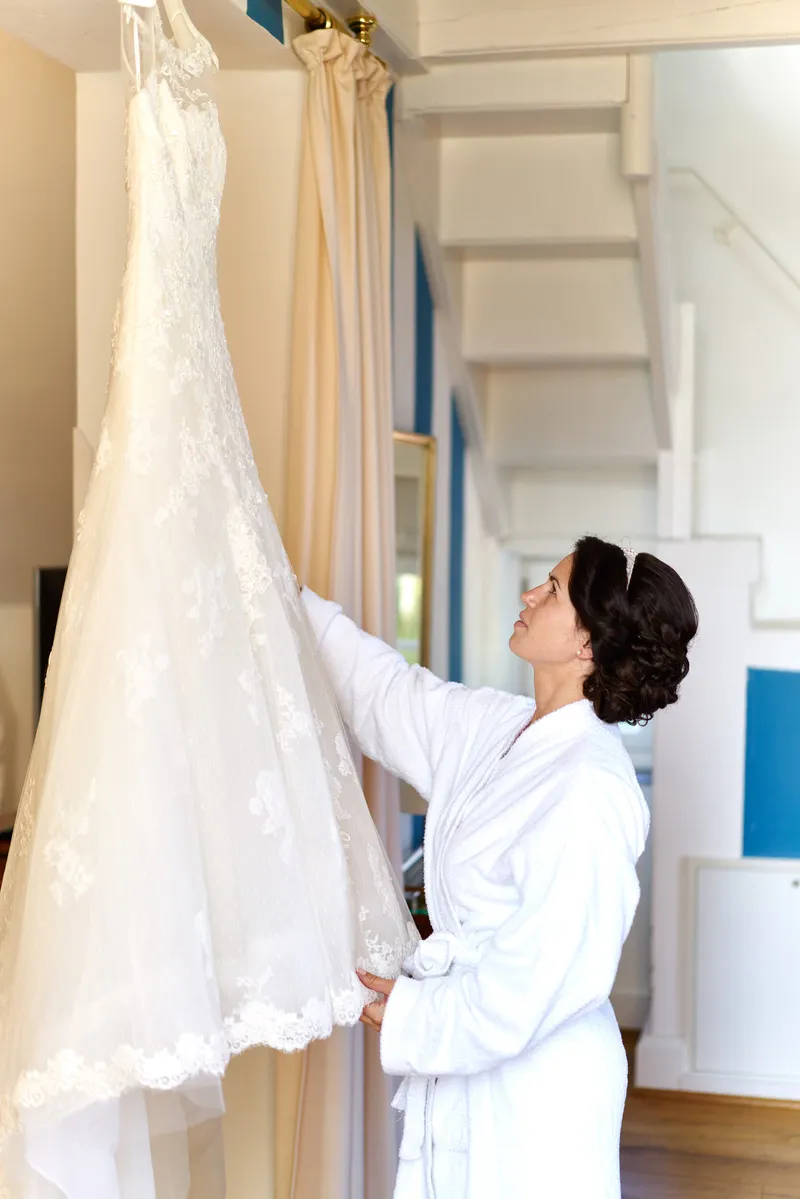 Frederike in haar badjas bij de trouwjurk