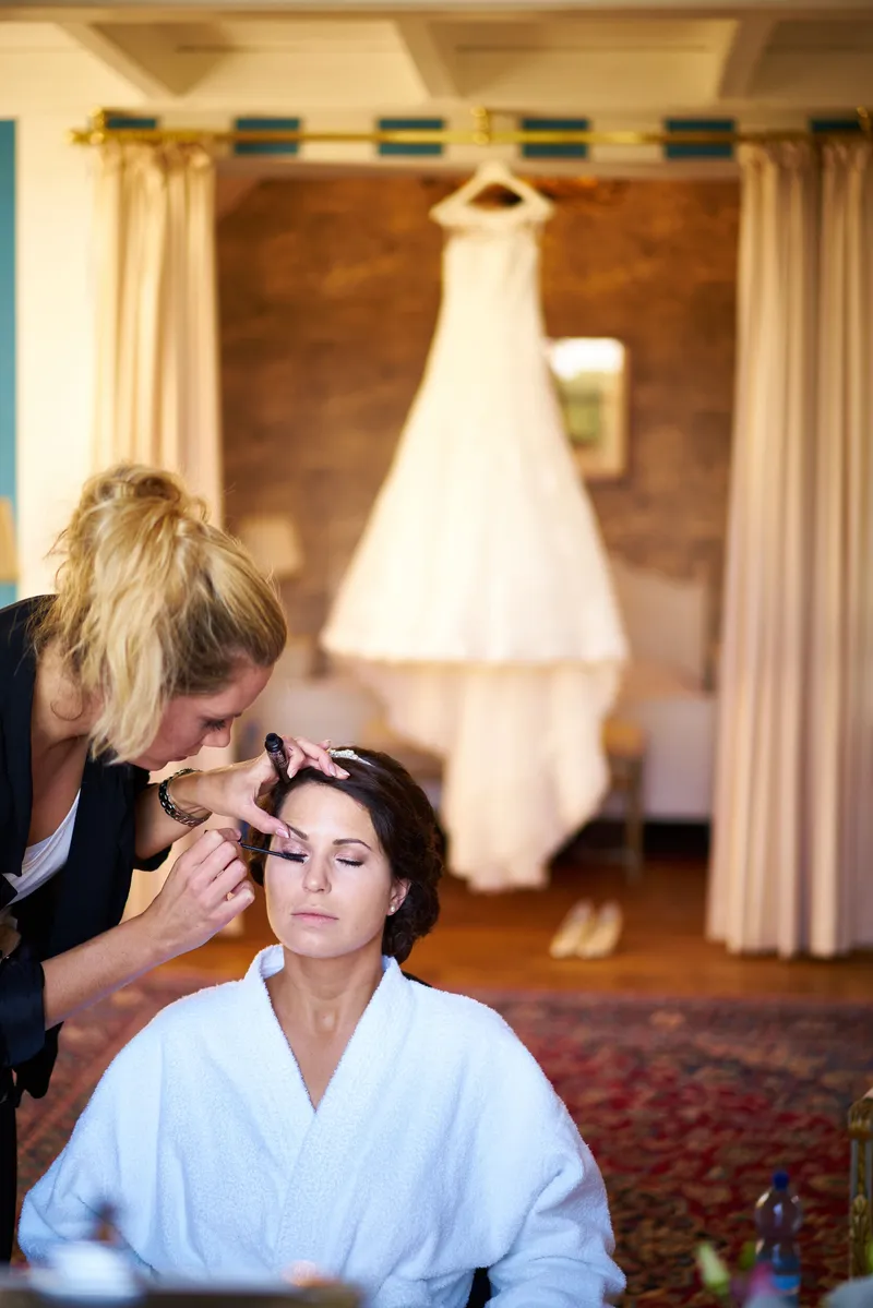 Frederike krijgt haar make-up, de jurk hangt erachter