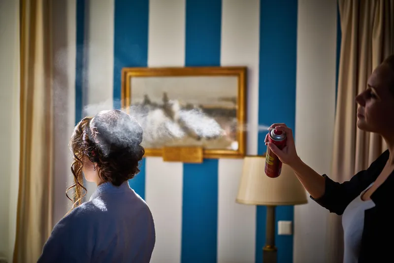 Het haar van Frederike wordt vastgezet met haarlak