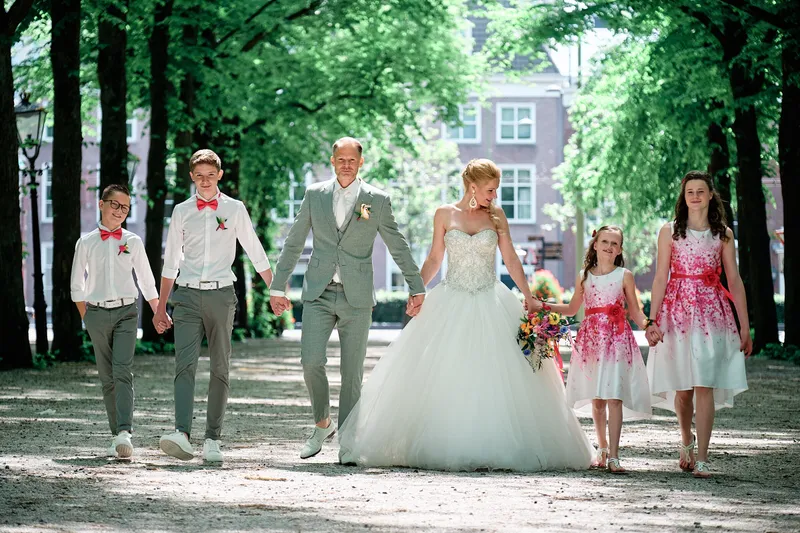 Neomi en Michael lopen met de kinderen over het Lange Voorhout