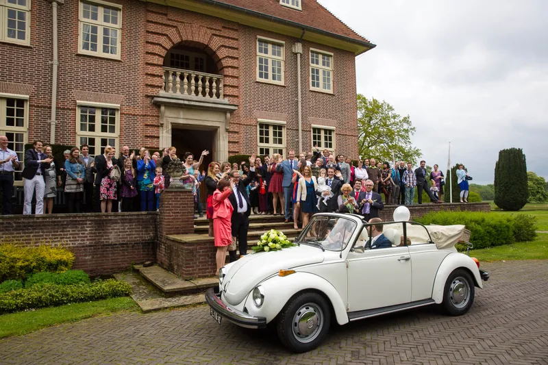 De Kever voor het landhuis van Voorlinden, de gasten op de trap