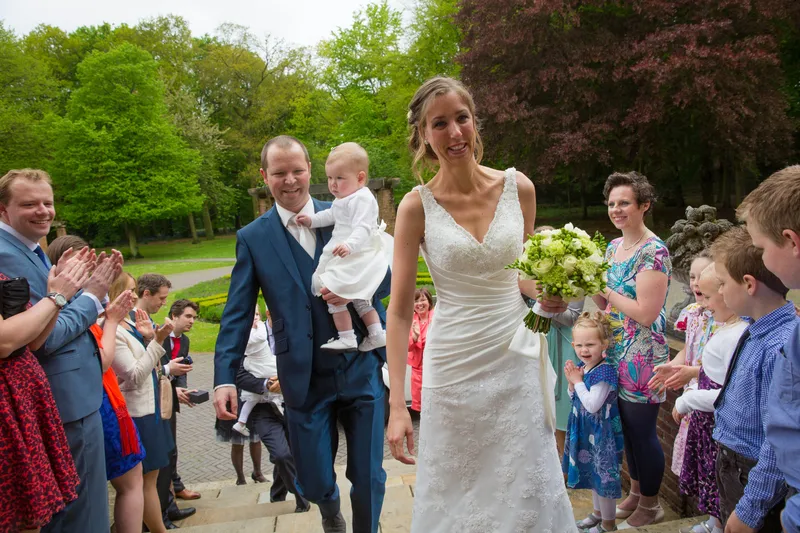 Elise en Maarten lopen tussen de gasten naar binnen