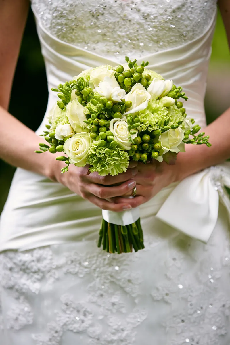 Het boeket van Elise met witte en groene bloemen