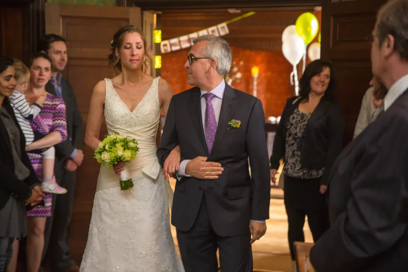Elise komt de zaal binnen