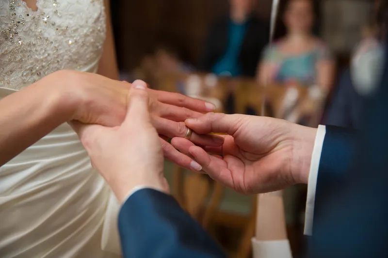 Maarten schuift de ring om de vinger van Elise