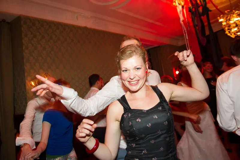 Een gast danst uitbundig in het rode licht
