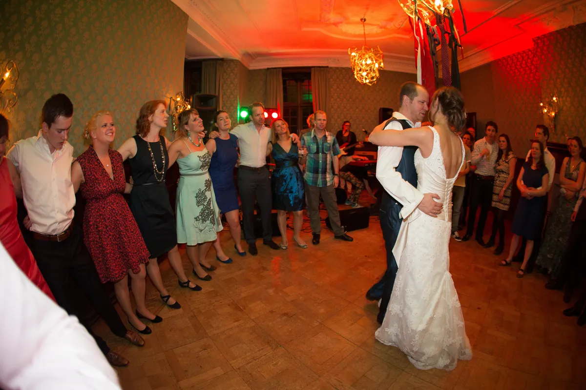 Elise en Maarten dansen tussen de gasten