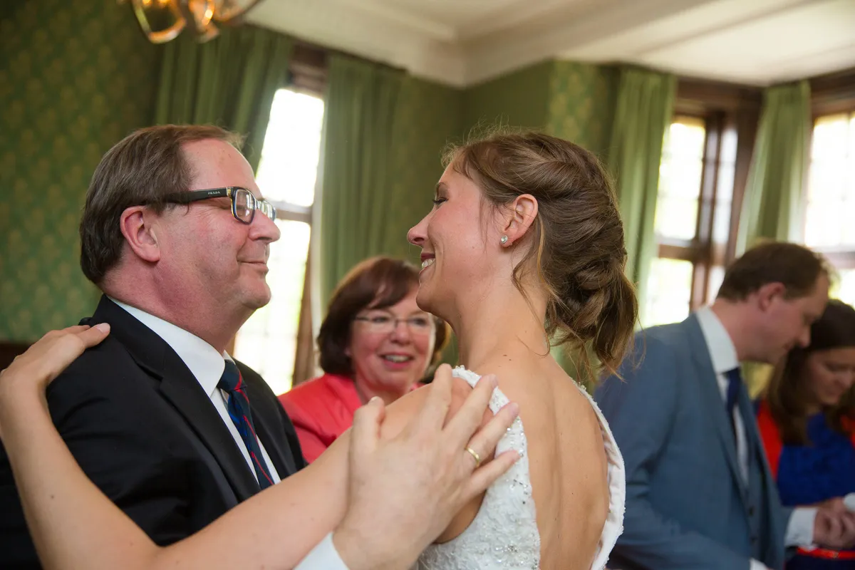 Een gast omhelst Elise na de ceremonie