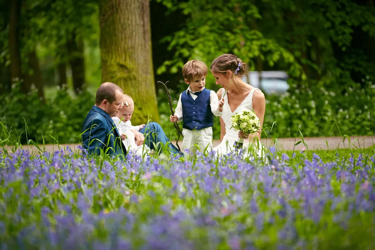 Elise en Maarten tussen de wilde hyacinten