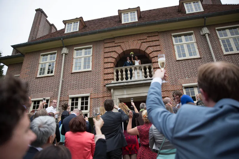 Gasten buiten voor het landhuis van Voorlinden
