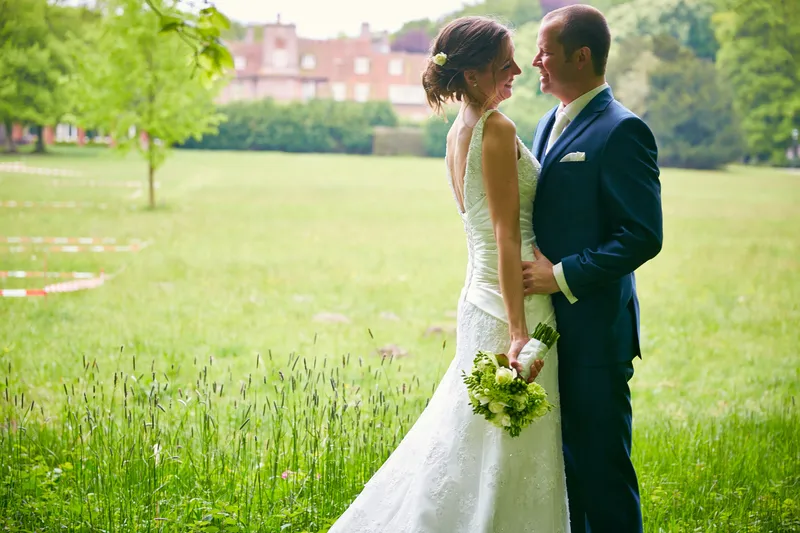 Elise en Maarten op het grasveld, met het landhuis in de verte